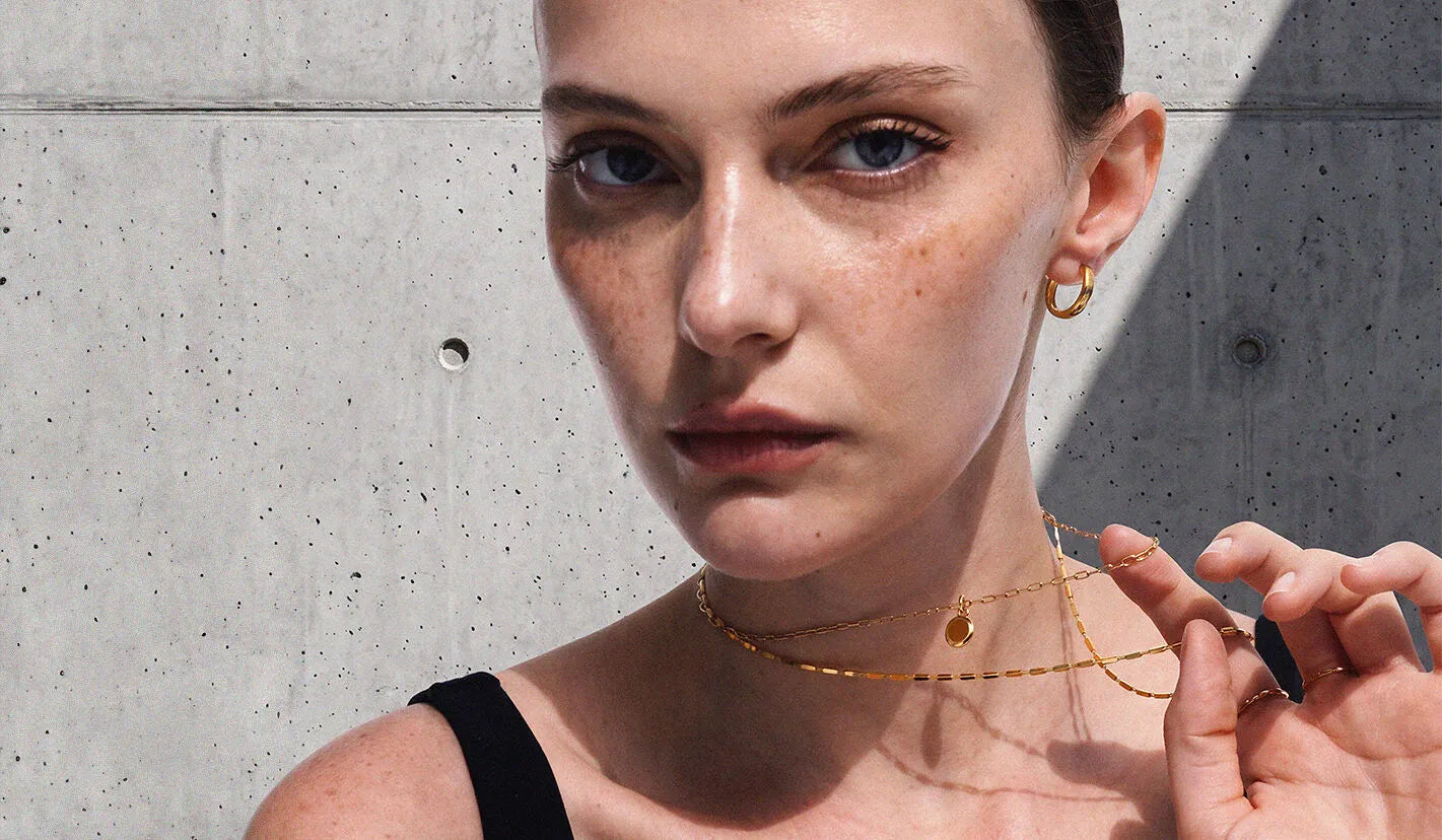 Stilnest Brick und Catena II Kette mit Emblem Anhänger, Bold Creolen in 24k Gold Vermeil