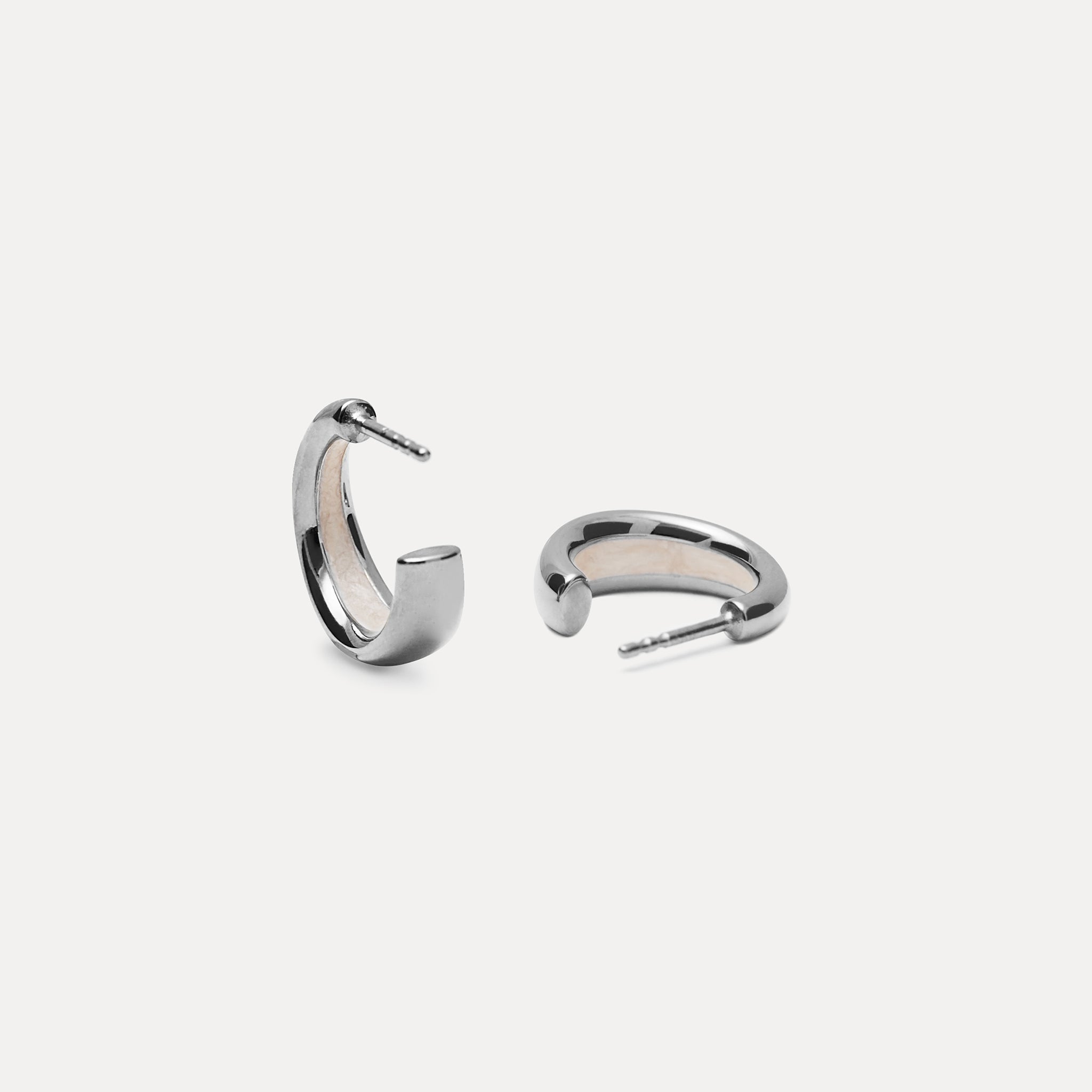 Perlenweiß Enamel Bold Creolen Ohrringe