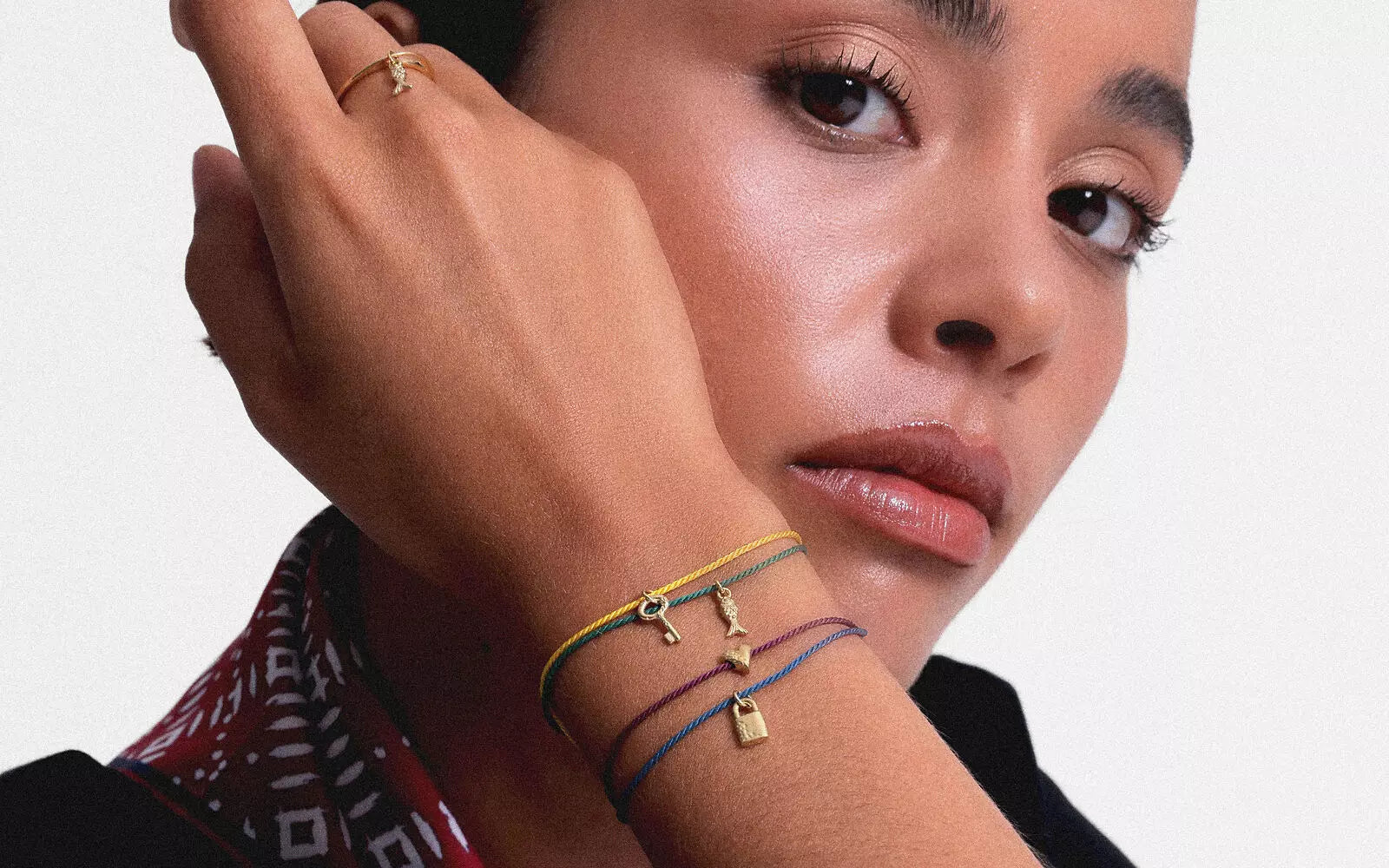 Textil-Armbänder mit Symbolen aus 585 Gold