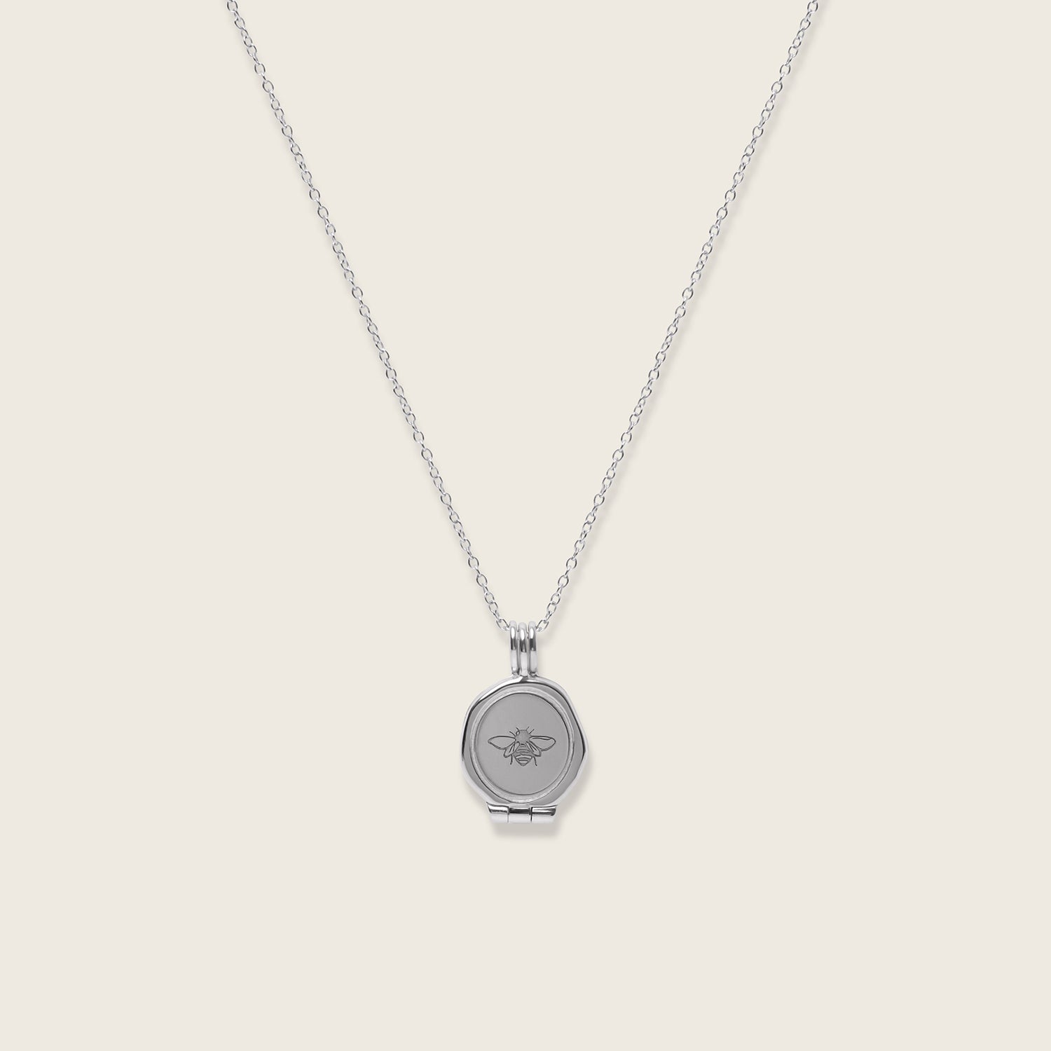 Honey Bee Seal Medaillon Kette
