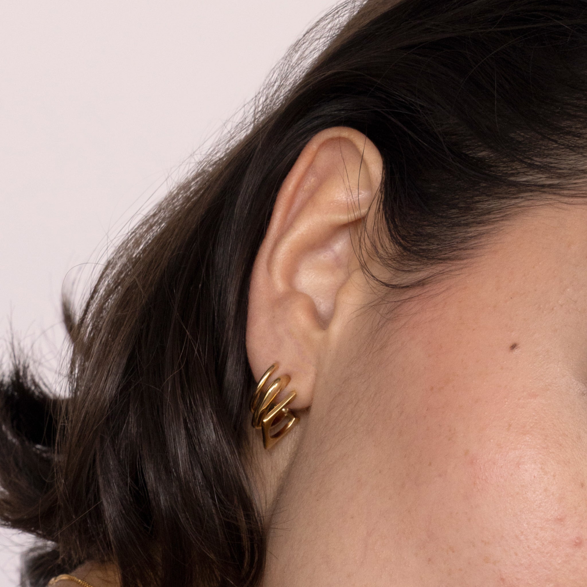 Saphir Triple Shape Huggie Ohrringe