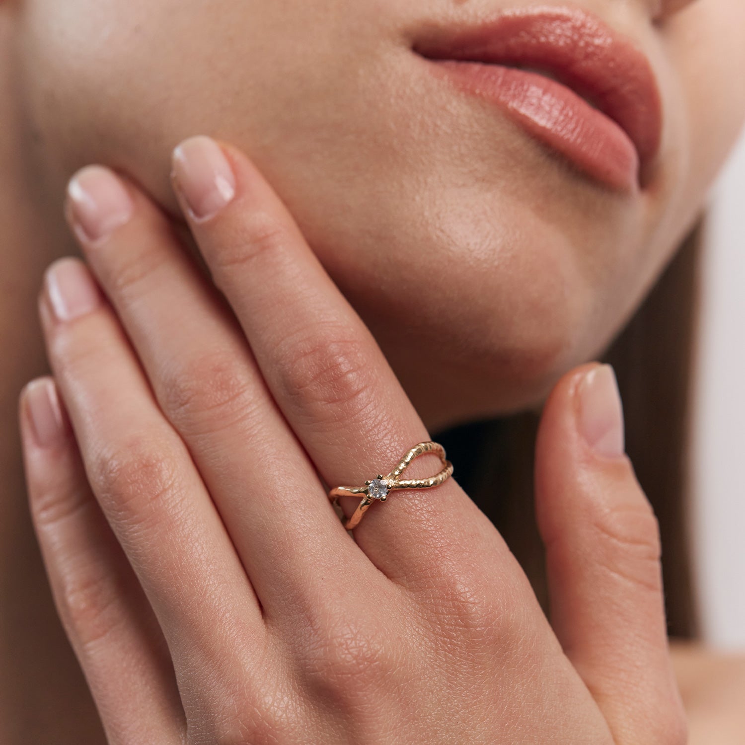 Weißer Saphir Textured Engagement Ring | 585 Gold