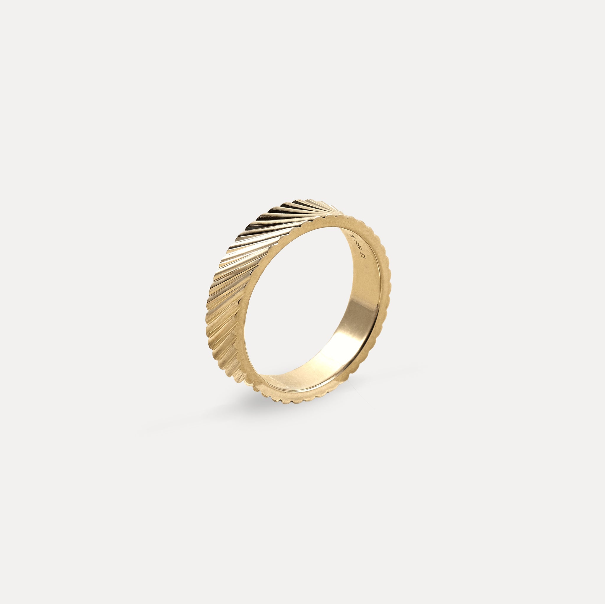 Wide Fanned Fair Band | 585 Gold