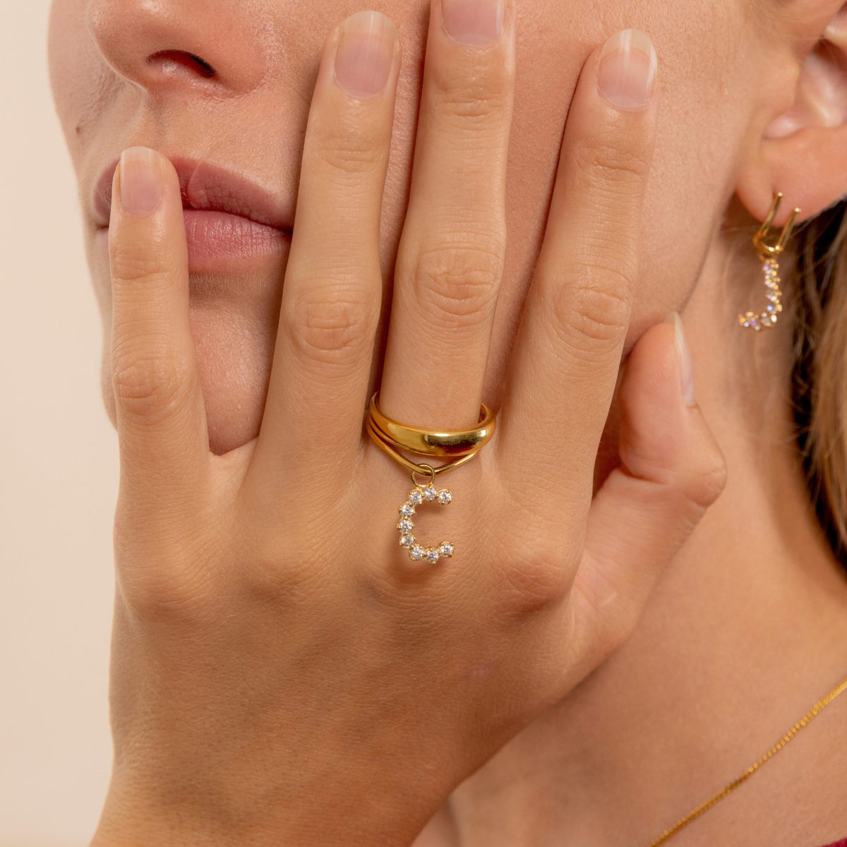 Zirconia Letter Pendant - C in 24k Gold Vermeil getragen