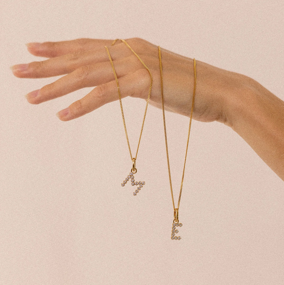 Zirconia Letter Pendant - M in 24k Gold Vermeil getragen