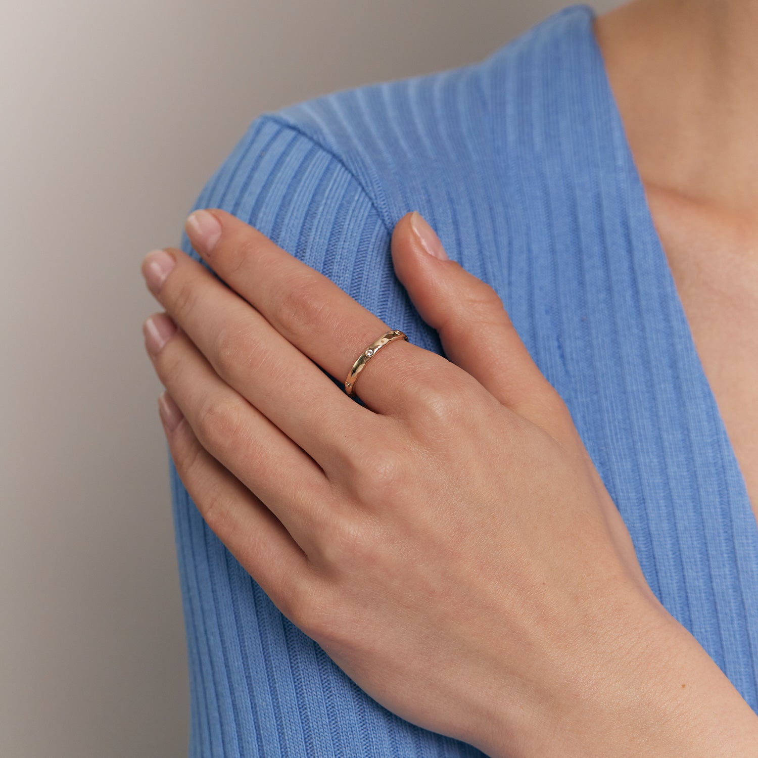 Weißer Saphir Textured Ring | 585 Gold
