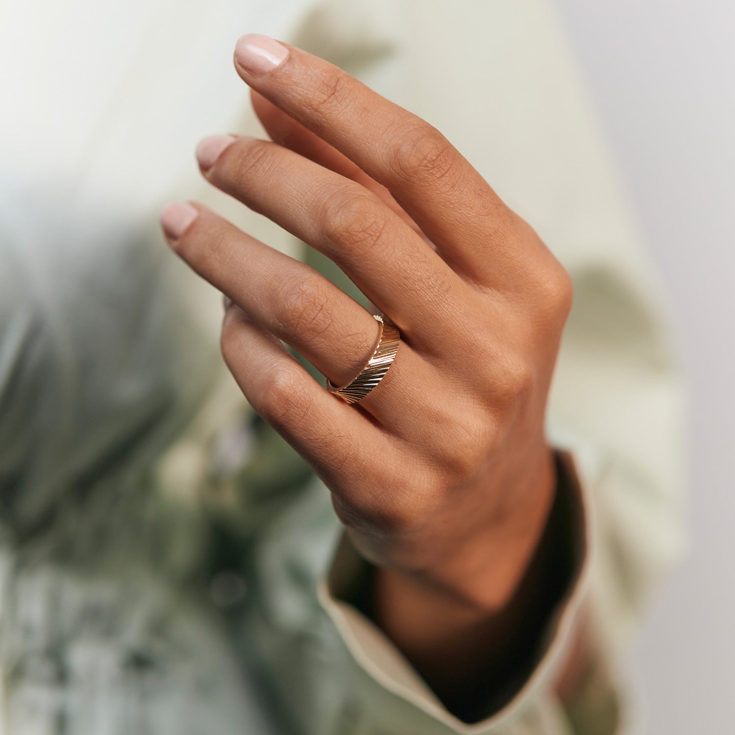 Wide Fanned Fair Band | 585 Gold