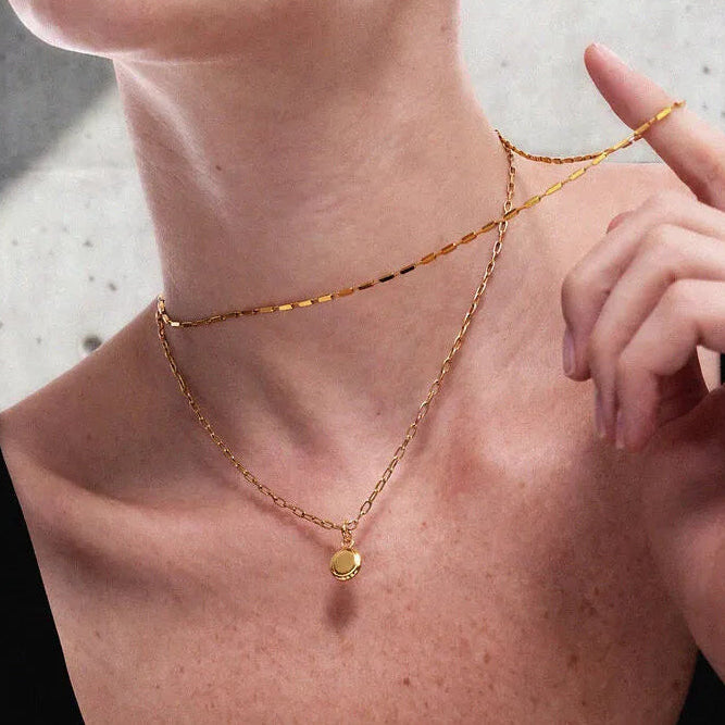 Stilnest Brick und Catena II Kette mit Emblem Anhänger, Bold Creolen in 24k Gold Vermeil