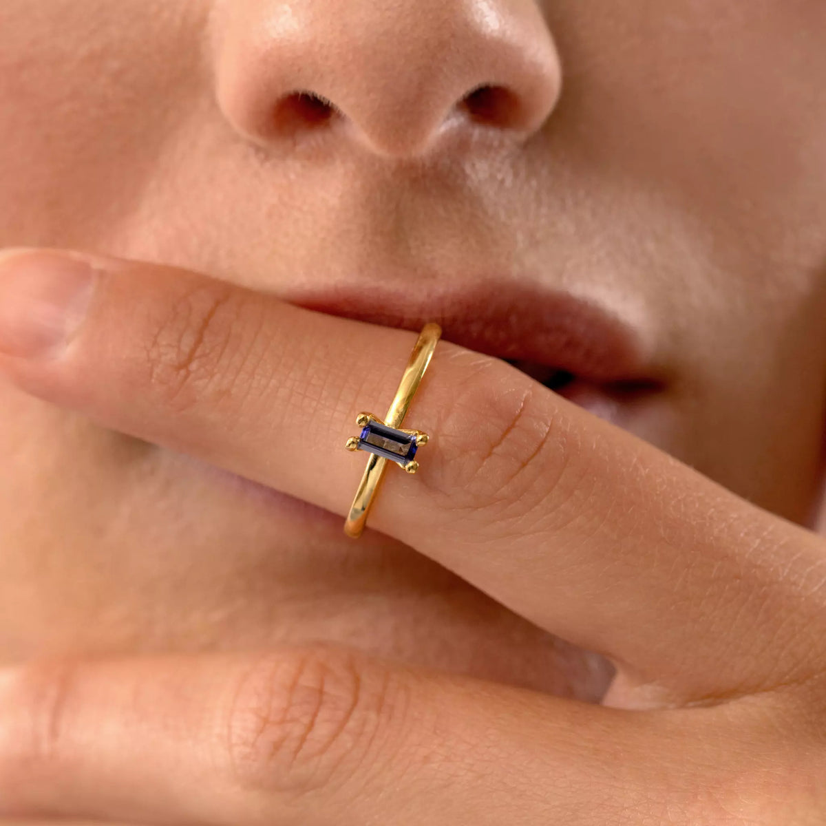 Lila Iolith Solitär Ring - Baguette