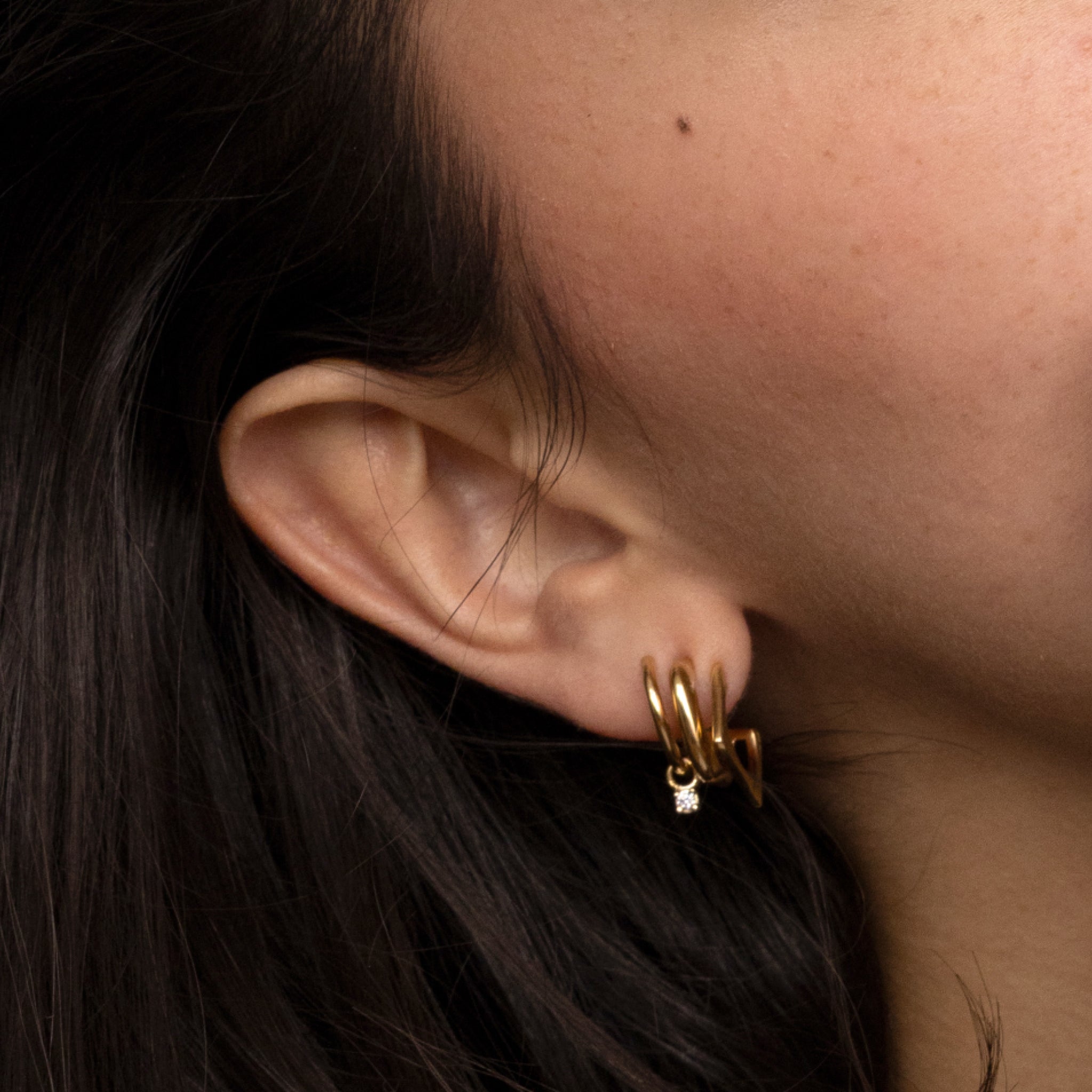 Saphir Triple Shape Huggie Ohrringe