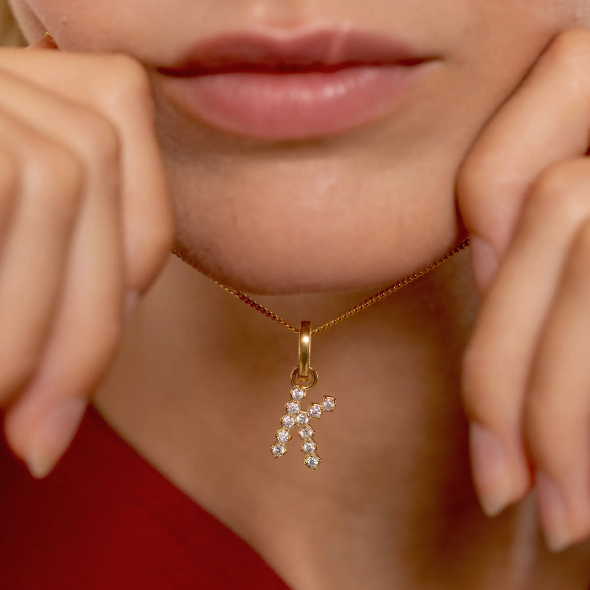 Zirconia Letter Pendant - K in 24k Gold Vermeil getragen