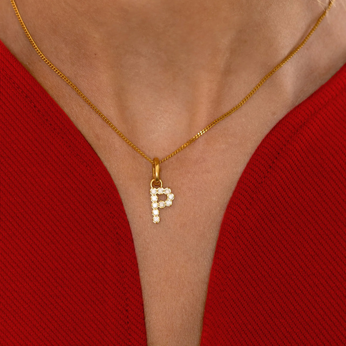 Zirconia Letter Pendant - P in 24k Gold Vermeil getragen