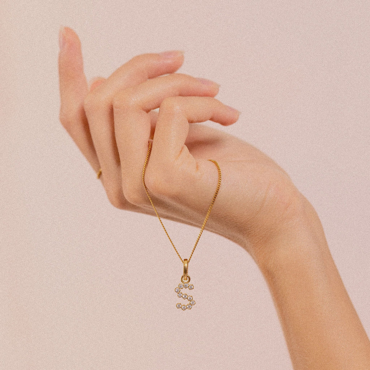 Zirconia Letter Pendant - S in 24k Gold Vermeil getragen